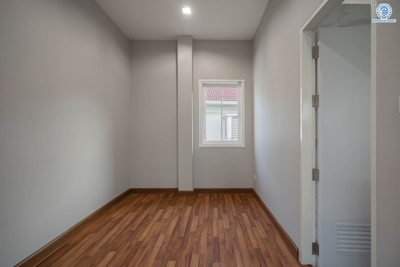 บ้านมือสองตกแต่งใหม่ โครงการ เพอร์เฟคมาสเตอร์พีซ รัตนาธิเบศร์ หลังใหญ่กว่า 91.4 ตร.ว. ฟังก์ชัน 3 ห้องนอน 5 ห้องน้ำ 1 ห้องแม่บ้าน จอดรถได้ 2 คัน พร้อมบรรยากาศโครงการสุด Luxury บนทำเลเชื่อมต่อทุกการเดินทาง ใกล้รถไฟฟ้าสายสีม่วง "สถานีไทรม้า" และจุดขึ้นทางด่วน "งามวงศ์วาน"